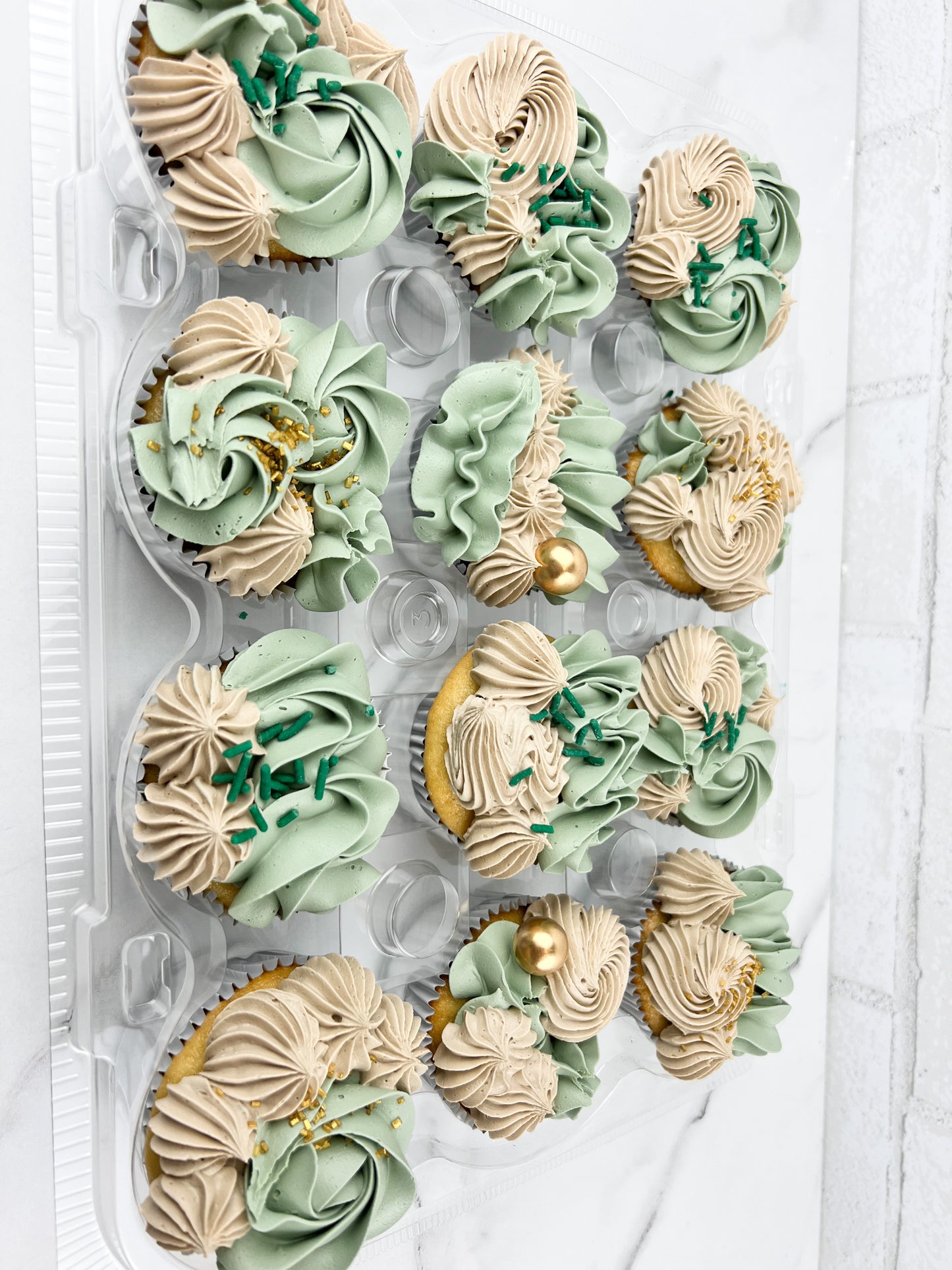 24 Luxe Buttercream Cupcakes