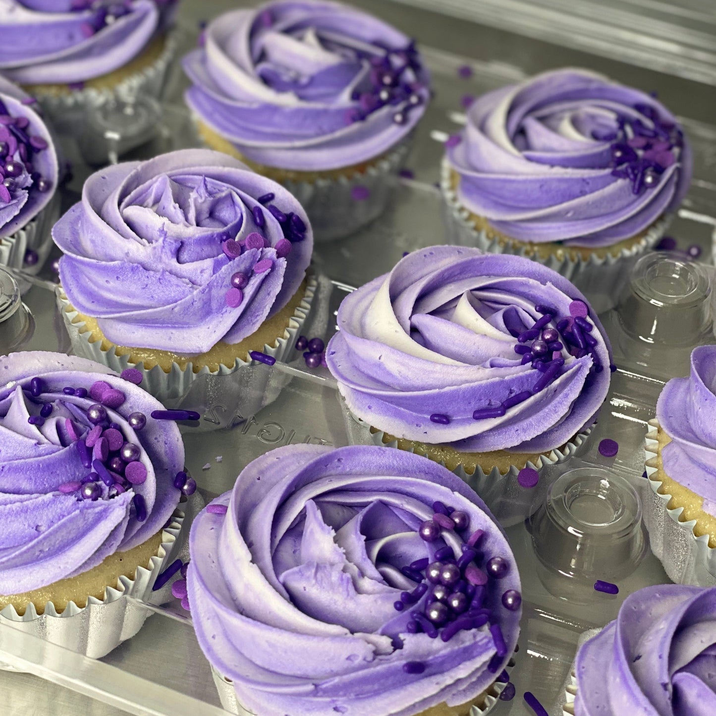 12 Basic Buttercream Cupcakes